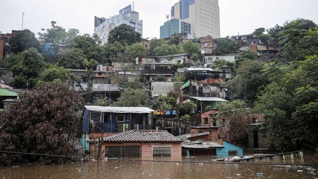 Houses are submerged in floodwaters after heavy rains, in Ciudad del Este, Paraguay, October 22, 2026. REUTERS/Cesar Olmedo