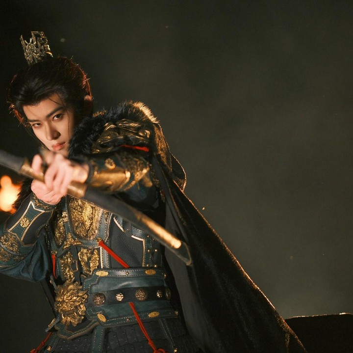 <p>Dalam drama terbarunya ia berperan sebagai Lu Zhuo, seorang pewaris keluarga bangsawan sekaligus jenderal militer yang dikenal tampan dan berwibawa. (Foto: Instagram @yan_an0007)</p>
