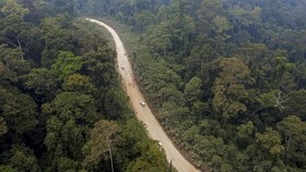 Foto udara kendaraan melintasi jalan utama TeringLong Bagun di Kabupaten Mahakam Ulu, Kalimantan Timur, Jumat (23/10/2026).