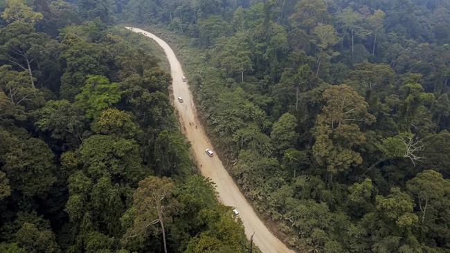 Foto udara kendaraan melintasi jalan utama TeringLong Bagun di Kabupaten Mahakam Ulu, Kalimantan Timur, Jumat (23/10/2026).