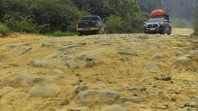 Sejumlah kendaraan melintasi jalan utama Tering-Long Bagun, Mahakam Ulu, Kalimantan Timur, Jumat (23/10/2026). Pemerintah Provinsi Kalimantan Timur menganggarkan dana Rp90 miliar untuk perbaikan jalan sepanjang 41 kilometer yang menghubungkan Kecamat