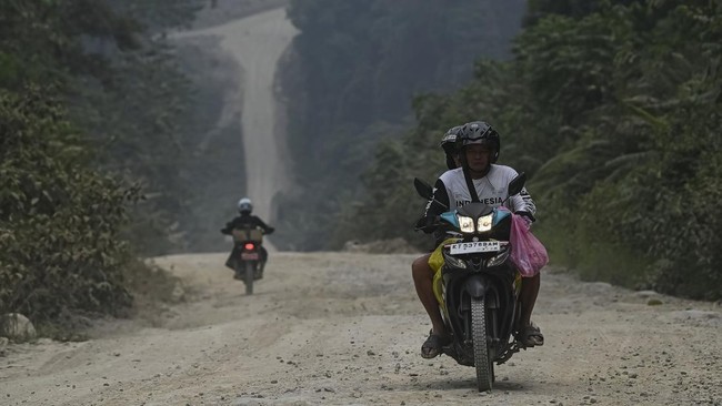 Pengendara sepeda motor melintasi jalur TeringUjoh Bilang di Kabupaten Mahakam Ulu, Kalimantan Timur, Jumat (23/10/2026).