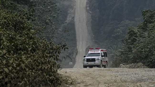 Mobil ambulans melintasi tanjakan jalur TeringUjoh Bilang di Kabupaten Mahakam Ulu, Kalimantan Timur, Jumat (23/10/2026).