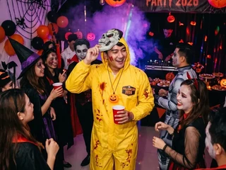 Halloween Tinggal Sebentar Lagi, Bingung Kostum Apa? Intip Baju Hazmat Kuning Ini