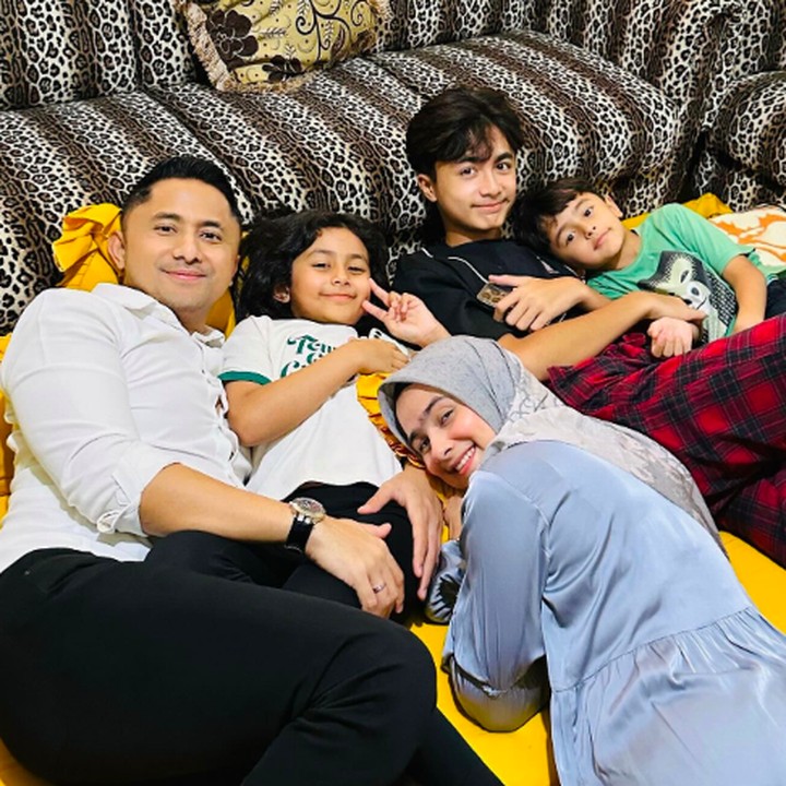 <p>Aktor Hengky Kurniawan kerap menarik perhatian publik, baik melalui perjalanan karier di dunia hiburan dan politik maupun momen kebersamaannya dengan keluarga, Bunda. (Foto: Instagram @hengkykurniawan)</p>