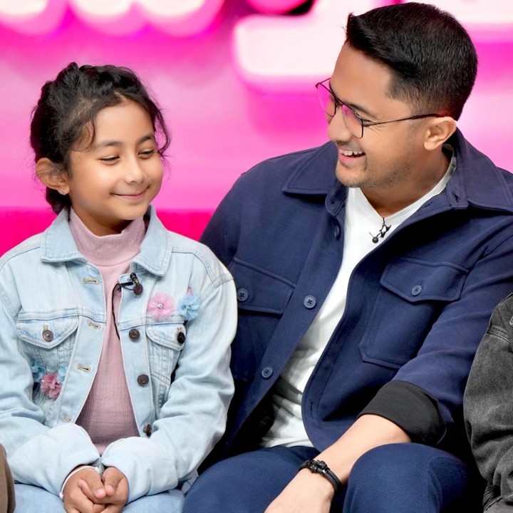 <p>Meski jarang tampil di layar kaca, Hengky sesekali membagikan potret kedekatannya dengan sang putri melalui Instagram. Terbaru, ia mencuri perhatian saat mengajak Shakilla berlari bersama dalam sebuah kegiatan maraton.&nbsp;(Foto: Instagram @hengkykurniawan)</p>