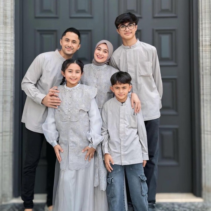 <p>Unggahan itu pun dibanjiri komentar positif dari netizen yang memuji penampilan Shakilla. &ldquo;MashaAllah <em>@shakilaazzahrakurniawan</em> udah gede dulu<em> baby</em> mungil yang menggemaskan&hellip;Sehat n selalu sholehah yaa cantik,&rdquo; tulis akun <em>@vivieok****.</em> &ldquo;Seperti adik kakak cakepnya gak pernah luntur,&rdquo; tulis akun <em>@putrinabil****.&nbsp;</em>(Foto: Instagram @hengkykurniawan)</p>