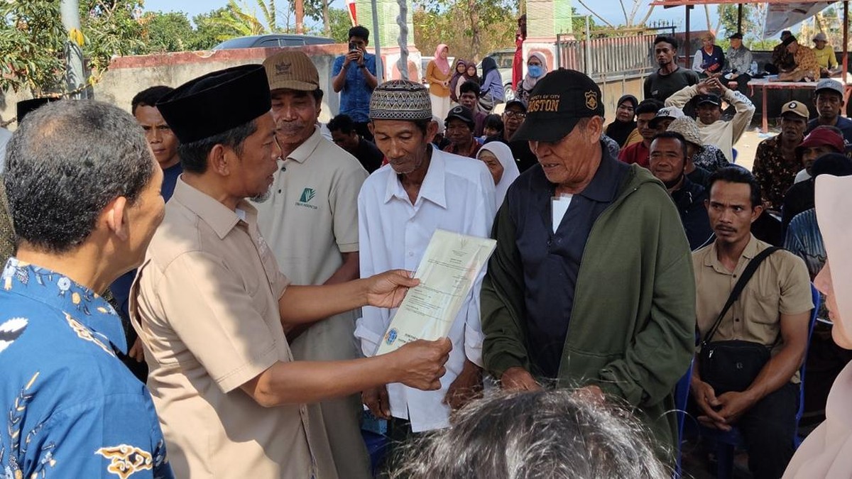 Kementrans-Komisi V DPR Serahkan 109 SHM ke Warga Transmigrasi Jeringo - Infolitik