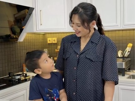 Hamil Anak Kedua, Indah Permatasari Masih Rajin Masak Bareng Naka