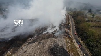 Kebakaran Melanda TPA Supit Urang Malang, Asap Membumbung Tinggi