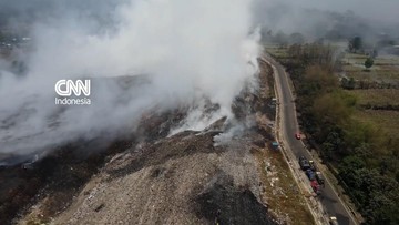Kebakaran Melanda TPA Supit Urang Malang, Asap Membumbung Tinggi