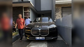 KPK menyita mobil dari rumah suami bupati pekalongan