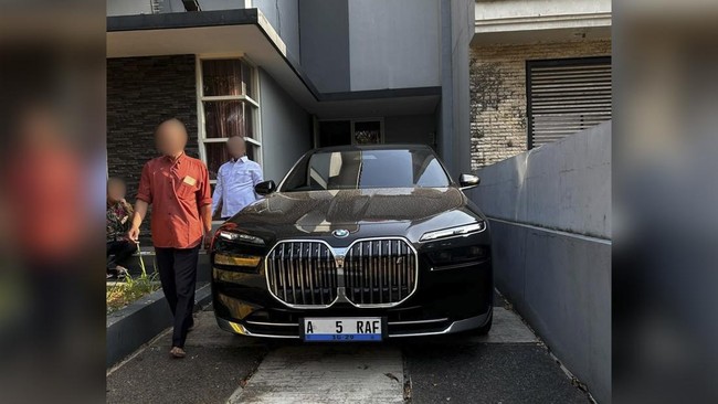 KPK menyita mobil dari rumah suami bupati pekalongan