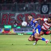 Pesepak bola Madura United Taufik Hidayat (kanan)  berebut bola dengan pesepak bola Persib Bandung Rosembergne Da Silva (kiri) pada pertandingan BRI Super League di Stadion Gelora Madura Ratu Pamelingan, Pamekasan, Jawa Timur, Kamis (22/10/2026). Mad