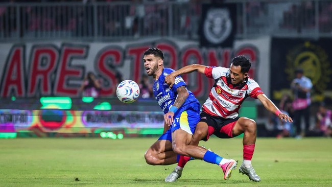 Pesepak bola Madura United Taufik Hidayat (kanan)  berebut bola dengan pesepak bola Persib Bandung Rosembergne Da Silva (kiri) pada pertandingan BRI Super League di Stadion Gelora Madura Ratu Pamelingan, Pamekasan, Jawa Timur, Kamis (22/10/2026). Mad
