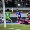 Pesepak bola Persib Bandung Rosembergne Da Silva (kedua kiri) menendang bola ke arah penjaga gawang Madura United Angga Saputro (kiri) pada pertandingan BRI Super League di Stadion Gelora Madura Ratu Pamelingan, Pamekasan, Jawa Timur, Kamis (22/10/20