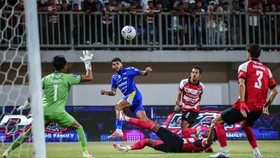 Pesepak bola Persib Bandung Rosembergne Da Silva (kedua kiri) menendang bola ke arah penjaga gawang Madura United Angga Saputro (kiri) pada pertandingan BRI Super League di Stadion Gelora Madura Ratu Pamelingan, Pamekasan, Jawa Timur, Kamis (22/10/20