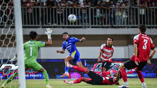 Pesepak bola Persib Bandung Rosembergne Da Silva (kedua kiri) menendang bola ke arah penjaga gawang Madura United Angga Saputro (kiri) pada pertandingan BRI Super League di Stadion Gelora Madura Ratu Pamelingan, Pamekasan, Jawa Timur, Kamis (22/10/20