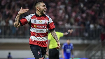 Sorotan Dunia Olahraga CNN Sport : FOTO: Menit Akhir yang Membuat Madura United Pesta dan Persib Berduka