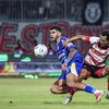 Pesepak bola Madura United Taufik Hidayat (kanan)  berebut bola dengan pesepak bola Persib Bandung Rosembergne Da Silva (kiri) pada pertandingan BRI Super League di Stadion Gelora Madura Ratu Pamelingan, Pamekasan, Jawa Timur, Kamis (22/10/2026). Mad