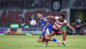 Pesepak bola Madura United Taufik Hidayat (kanan)  berebut bola dengan pesepak bola Persib Bandung Rosembergne Da Silva (kiri) pada pertandingan BRI Super League di Stadion Gelora Madura Ratu Pamelingan, Pamekasan, Jawa Timur, Kamis (22/10/2026). Mad