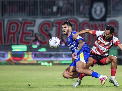 Pesepak bola Madura United Taufik Hidayat (kanan)  berebut bola dengan pesepak bola Persib Bandung Rosembergne Da Silva (kiri) pada pertandingan BRI Super League di Stadion Gelora Madura Ratu Pamelingan, Pamekasan, Jawa Timur, Kamis (22/10/2026). Mad