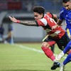 Pesepak bola Persib Bandung Luka Menalo (kanan)  melewati adangan pesepak bola Madura United Gali Freitas (kiri) pada pertandingan BRI Super League di Stadion Gelora Madura Ratu Pamelingan, Pamekasan, Jawa Timur, Kamis (22/10/2026). Madura United men