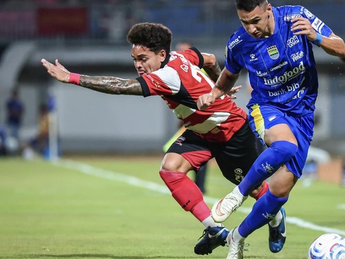 Pesepak bola Persib Bandung Luka Menalo (kanan)  melewati adangan pesepak bola Madura United Gali Freitas (kiri) pada pertandingan BRI Super League di Stadion Gelora Madura Ratu Pamelingan, Pamekasan, Jawa Timur, Kamis (22/10/2026). Madura United men
