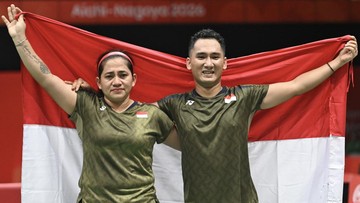Sorotan Dunia Olahraga CNN Sport : FOTO: Medali Emas Bulu Tangkis Ganda Campuran Asian Para Games 2026