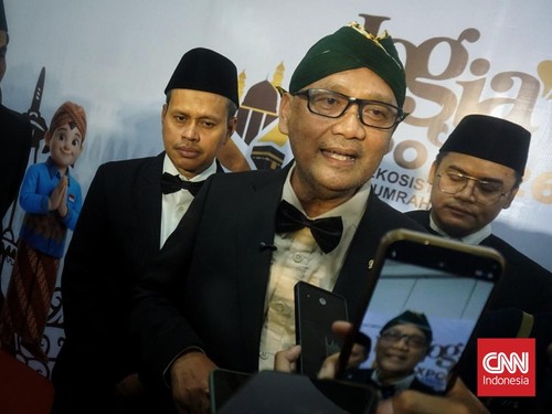 Dua anak Menteri Haji mengundurkan diri dari posisi tenaga ahli setelah kritik publik terkait nepotisme. Keputusan diambil untuk menjaga integritas kementerian.