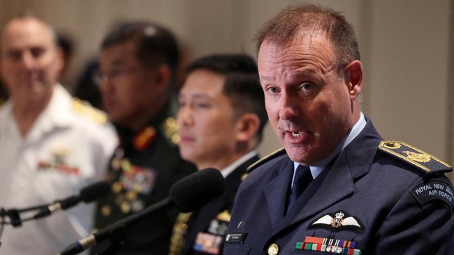 Panglima militer Selandia Baru Tony Davies resign dari jabatan usai mengaku pernah menjalin 'hubungan tak pantas' saat mengepalai sebuah unit.