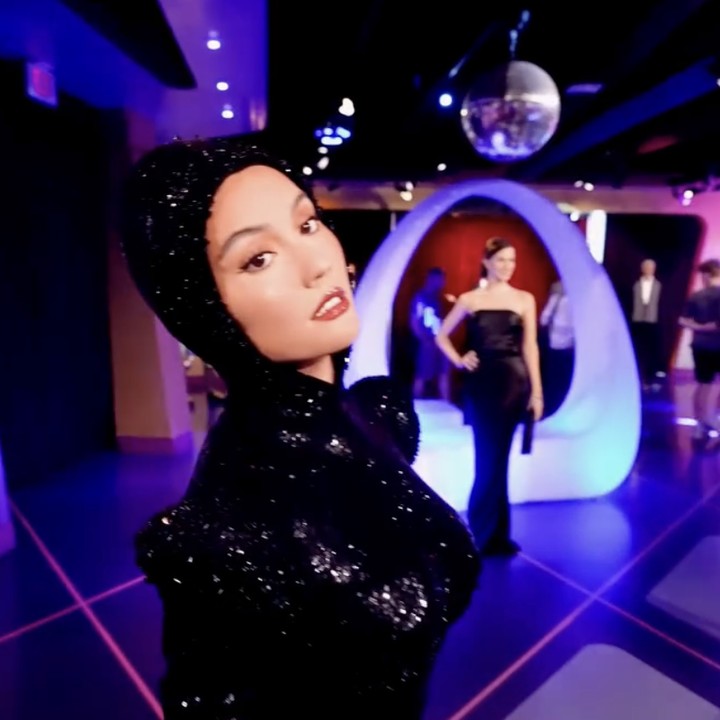 <p>Agnez menjadi artis Indonesia pertama yang memiliki patung lilin di museum museum Madame Tussauds Hollywood, Bunda. Patung lilin dari perempuan 40 tahun ini dipamerkan bersama deretan penyanyi dan bintang Hollywood terkenal, seperti Brad Pitt dan Selena Gomez. (Foto: Instagram @agnezmo)</p>