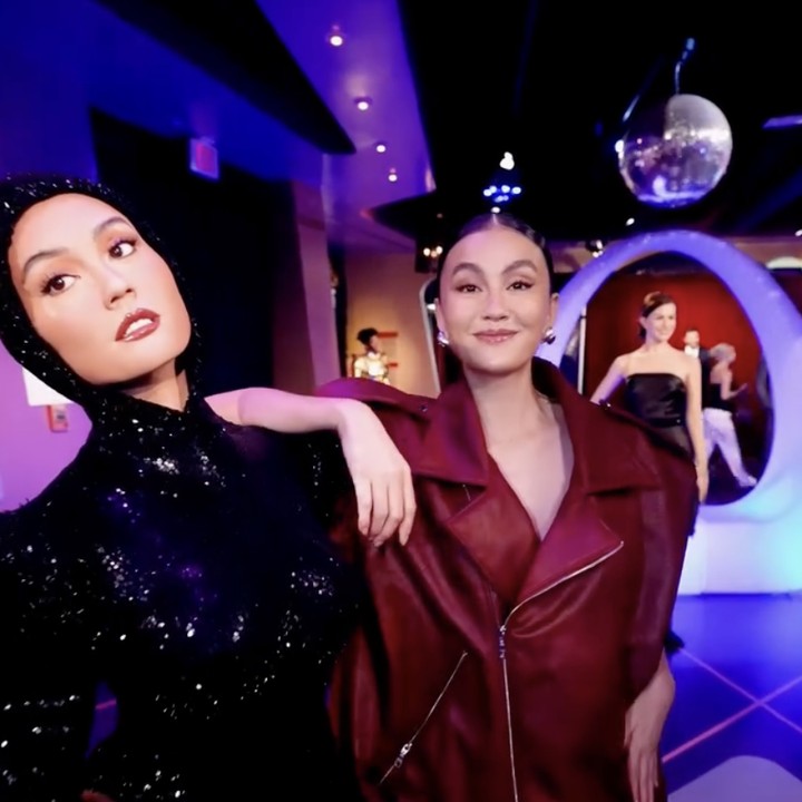<p>Melalui unggahan di Instagram, Agnez menunjukkan patung lilinnya. Pelantun lagu Party in Bali ini tak lupa berpose bareng patung lilinnya yang dibuat mengenakan kostum hitam dengan aksen glitter. "Hai, ini Agnez Mo! Aku baru saja menyelesaikan konferensi pers yang luar biasa untuk peresmian patung lilin aku di Madame Tussauds Hollywood," kata Agnez Mo dalam videonya. (Foto: Instagram @agnezmo) &nbsp;</p>
