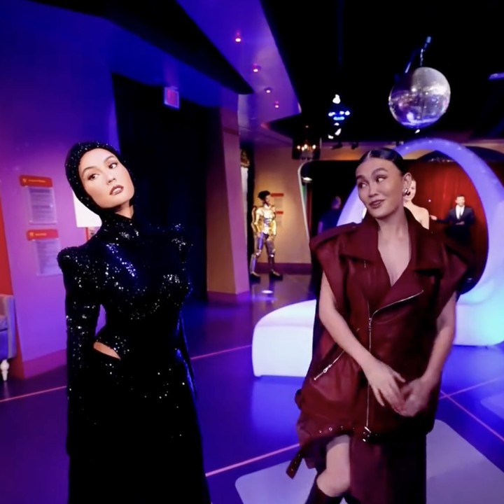 <p>Sebelum berpose dengan patung lilinnya, Agnez menunjukkan deretan bintang Hollywood yang ada satu lantai dengan patung lilinnya, Bunda. Agnez terlihat begitu bangga dan bahagia saat akhirnya bisa menunjukkan patung lilin yang mirip dirinya ini. "Jadi kita ada di sini, di lantai tiga, tempat kamu bisa menemukan Zo&euml;, Timoth&eacute;e, Selena Gomez, Brad Pitt, Lil Nas, Ariana Grande, Anne Hathaway... Dan tebak apa? Kamu juga bisa menemukan patung lilin saya di sini! Lantai tiga, Madame Tussauds Hollywood," ujarnya. (Foto: Instagram @agnezmo)</p>
