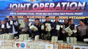 Kapolri Jenderal Polisi Suyudi Ario Seto (kelima kiri) bersama Dirjen Bea dan Cukai Djaka Budhi Utama (keenam kiri), Gubernur Sumatera Utara Bobby Nasution (ketiga kiri), Kapolda Sumatera Utara Irjen Pol Sonny Irawan (kanan), Pangdam I/Bukit Barisan