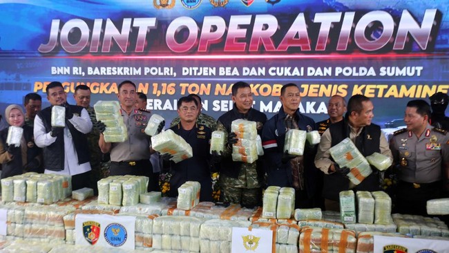 Kapolri Jenderal Polisi Suyudi Ario Seto (kelima kiri) bersama Dirjen Bea dan Cukai Djaka Budhi Utama (keenam kiri), Gubernur Sumatera Utara Bobby Nasution (ketiga kiri), Kapolda Sumatera Utara Irjen Pol Sonny Irawan (kanan), Pangdam I/Bukit Barisan 