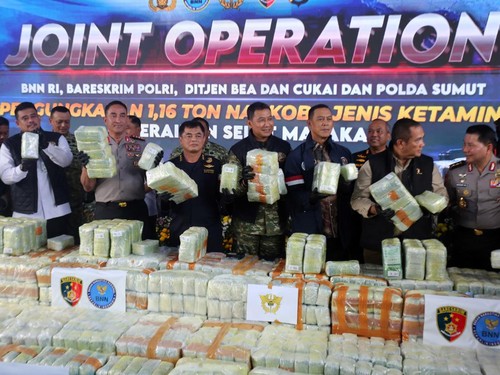 Kapolri Jenderal Polisi Suyudi Ario Seto (kelima kiri) bersama Dirjen Bea dan Cukai Djaka Budhi Utama (keenam kiri), Gubernur Sumatera Utara Bobby Nasution (ketiga kiri), Kapolda Sumatera Utara Irjen Pol Sonny Irawan (kanan), Pangdam I/Bukit Barisan