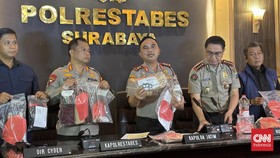 Polisi resmi menetapkan satu orang sebagai tersangka dari total 11 orang yang ditangkap buntut dugaan upaya membuat kerusuhan dalam aksi demonstrasi di depan Gedung Negara Grahadi, Surabaya.