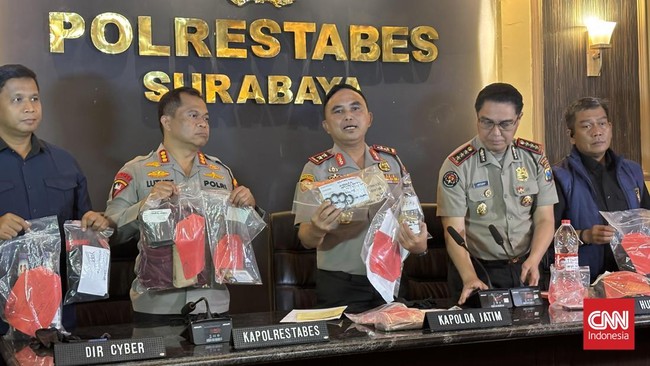 Polisi resmi menetapkan satu orang sebagai tersangka dari total 11 orang yang ditangkap buntut dugaan upaya membuat kerusuhan dalam aksi demonstrasi di depan Gedung Negara Grahadi, Surabaya.