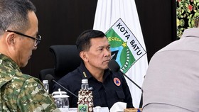 Kepala BNPB Letjen TNI Kristomei Sianturi dalam Rapat Koordinasi Penanganan Karhutla Provinsi Jawa Timur di Balai Kota Among Tani, Kota Batu, Jawa Timur, Jumat (23/10)