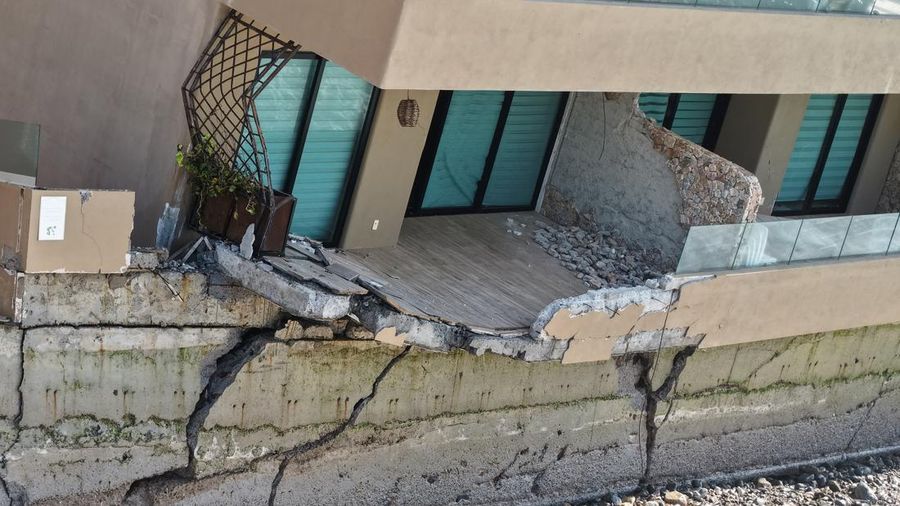 Sebuah bangunan kondominium di tepi pantai miring ke arah samudra setelah mengalami kerusakan akibat serangkaian badai yang menghantam pesisir Pasifik Meksiko, di San Francisco, Bahia de Banderas, negara bagian Nayarit, Meksiko, 21 Oktober 2026.