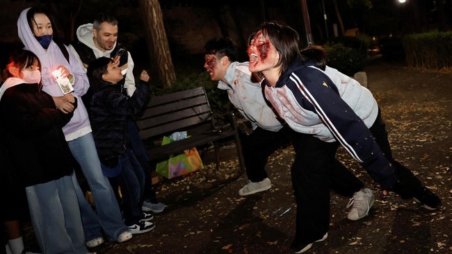 Bak Film Horor, Bus Tur Kota Seoul Diserang Zombie Jelang Halloween