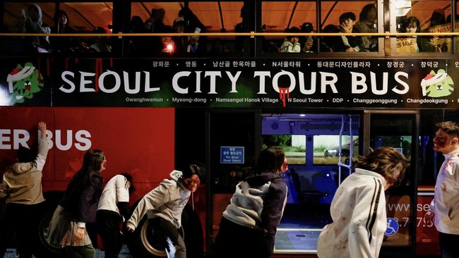 Bak Film Horor, Bus Tur Kota Seoul Diserang Zombie Jelang Halloween