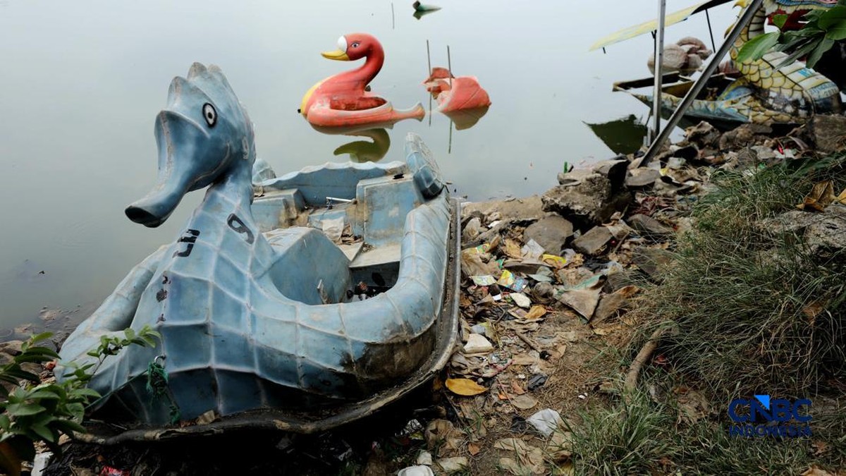 Penampakan Lautan Sampah Muncul dari Setu Cilodong Mengering - Infolitik