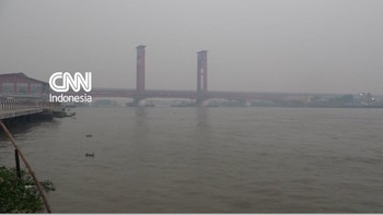 Kabut asap pekat akibat kebakaran hutan dan lahan menyelimuti Palembang, Sumatera Selatan pada Kamis (22/10).