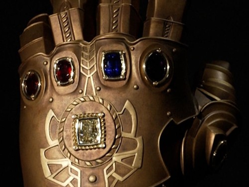 Sebuah replika Infinity Gauntlet dari film Avengers: Infinity War (2018), akan dilelang 8 Desember mendatang.