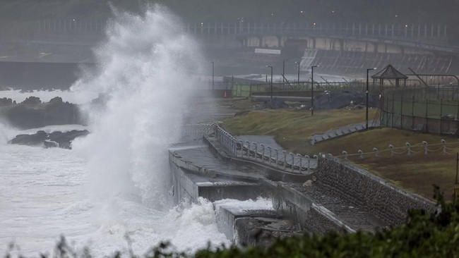 Waves generated by Typhoon Champi crash against a seawall in Keelung, Taiwan, October 23, 2026. REUTERS/Ann Wang