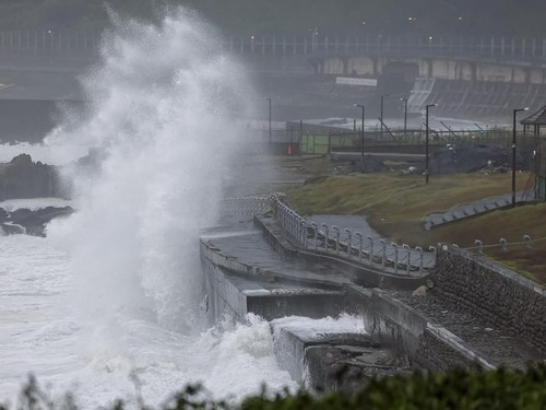 Waves generated by Typhoon Champi crash against a seawall in Keelung, Taiwan, October 23, 2026. REUTERS/Ann Wang