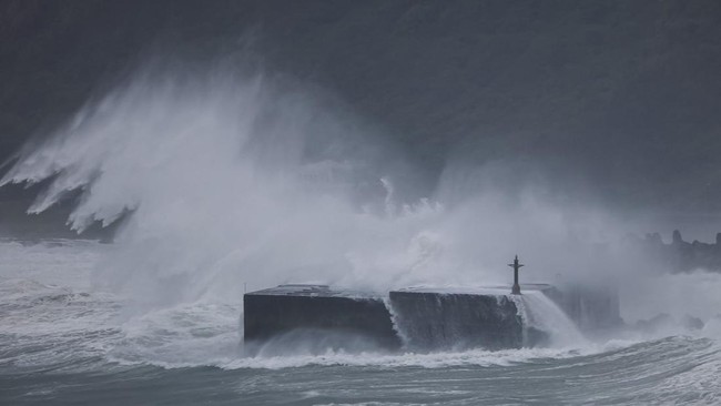 Waves generated by Typhoon Champi crash over a breakwater in Keelung, Taiwan, October 23, 2026. REUTERS/Ann Wang
