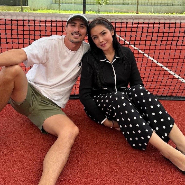 <p>Setiap pasangan memiliki cara tersendiri untuk mengabadikan momen spesial dalam perjalanan cinta mereka. Hal ini juga dilakukan Vincent Verhaag dan Jessica Iskandar yang baru saja merayakan lima tahun pernikahan. (Foto: Instagram @inijedar)</p>